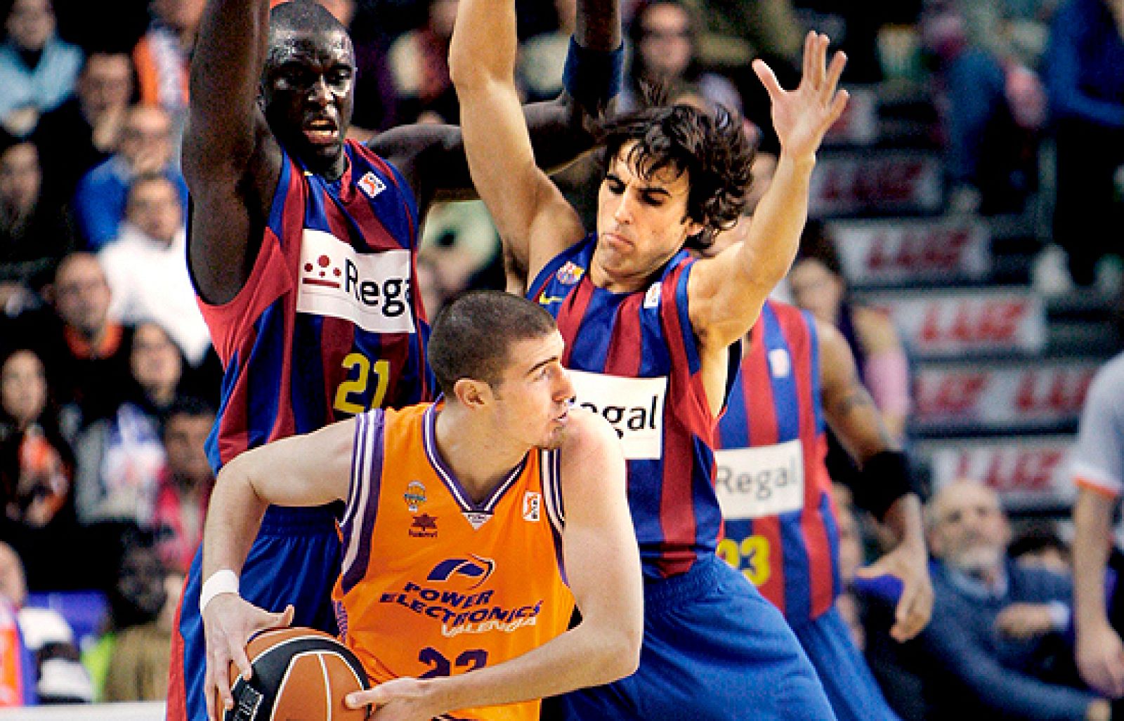 Un triple de Rafa Martínez en el último segundo ha resuelto el encuentro entre el Regal Barcelona y el Power Electronics Valencia.