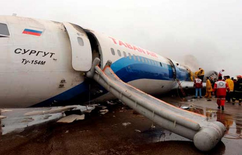 Un avión con 157 pasajeros se incendia al aterrizar en Irán