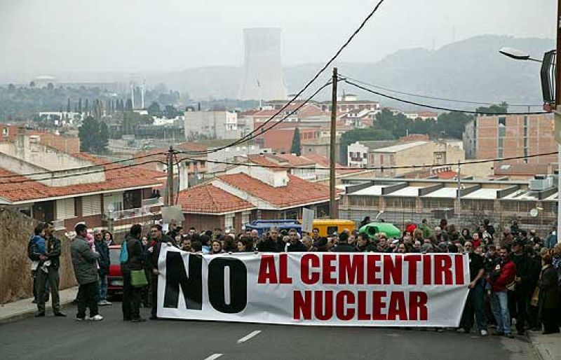 Mil personas se manifiestan en Ascó contra el almacén nuclear