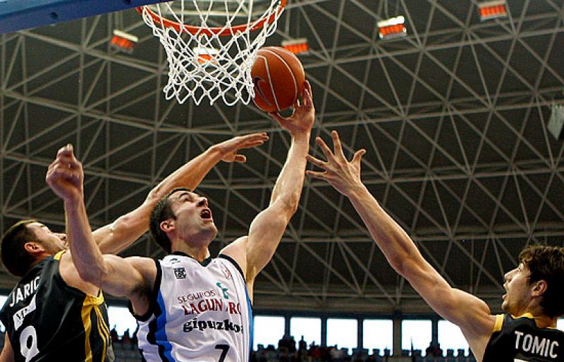 El Real Madrid sigue en Donosti la estela del Baskonia