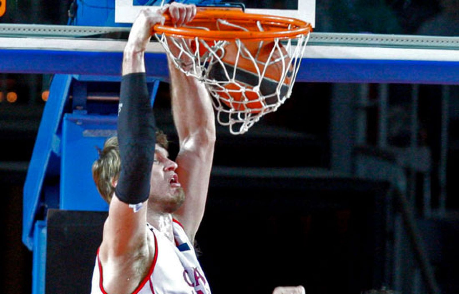 El Caja Laboral se impuso (71-86) en el derbi vasco frente al Bizkaia Bilbao Basket de la mano de un gran Splitter.