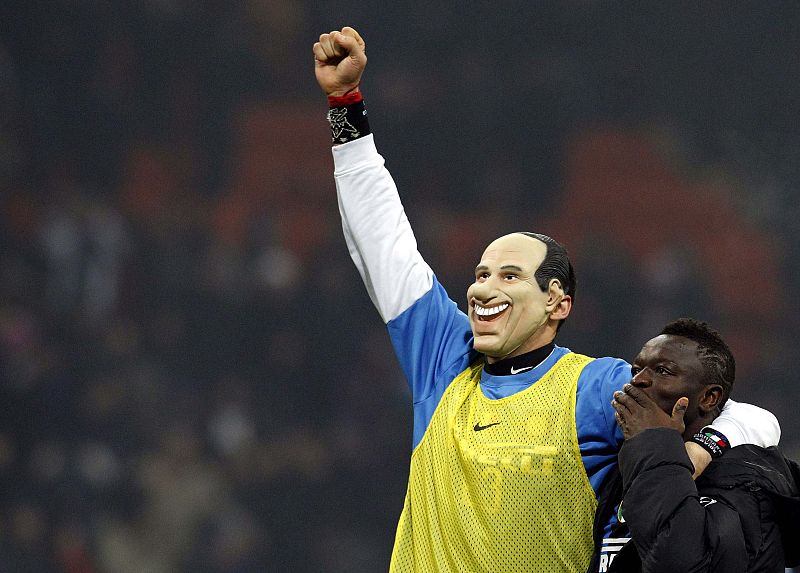 Disfrazarse de Berlusconi en el derbi sólo le cuesta una tarjeta amarilla a Materazzi