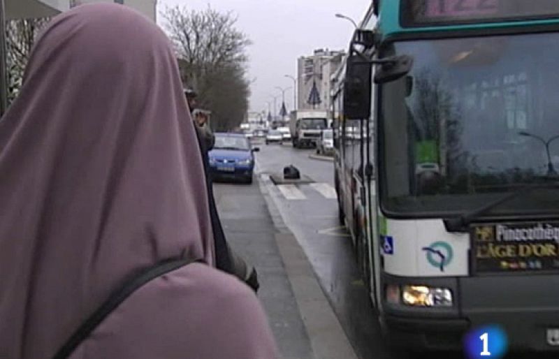 Diputados franceses proponen prohibir el "burka" en los servicios públicos