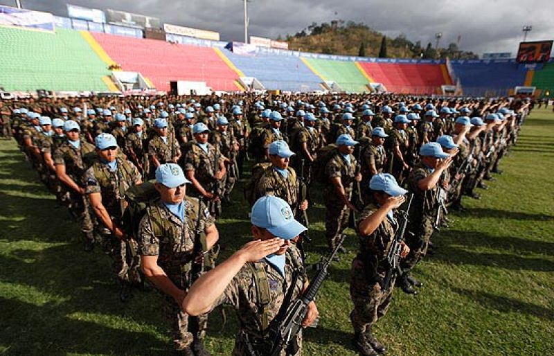 Honduras exculpa a los militares y promulga una amnistía al tiempo que prepara el exilio de Zelaya