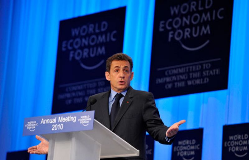 Sarkozy aboga por la regulación financiera en Davos, pero los banqueros contraatacan