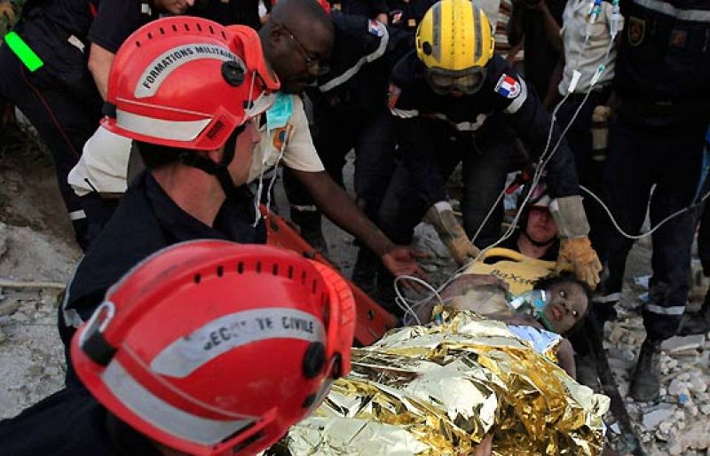 Rescatan a una joven 15 días después del seísmo