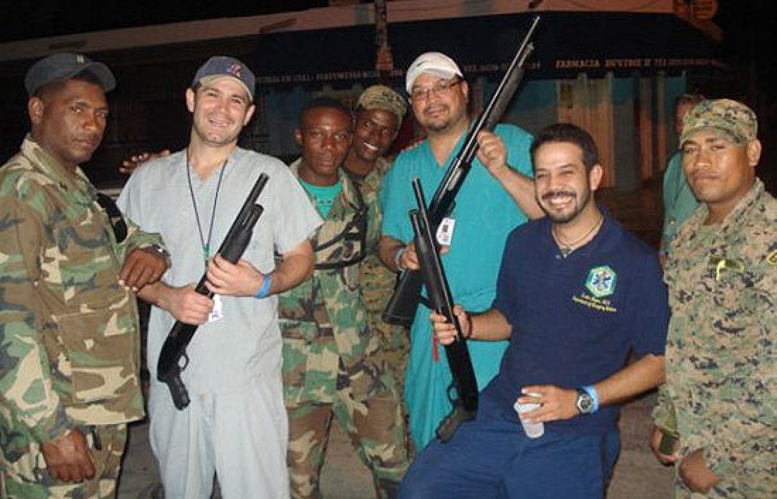 Indignación por unas fotos de médicos puertorriqueños de fiesta en Haití