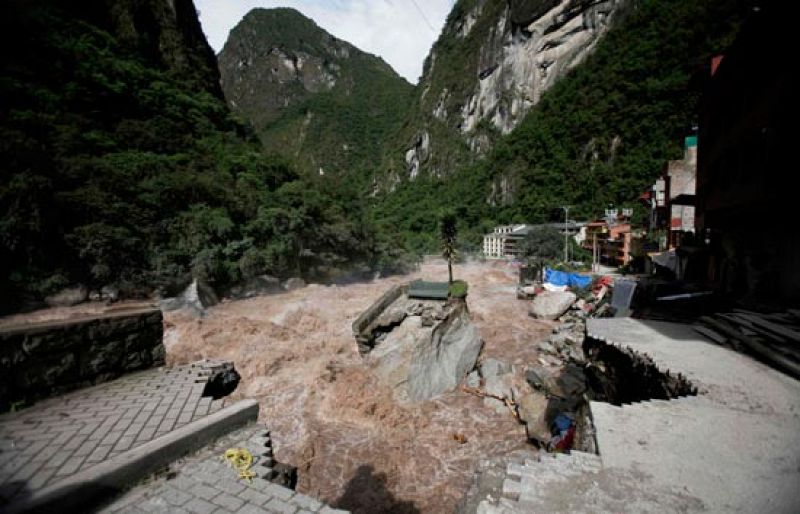 Evacúan a catorce de los 38 turistas españoles atrapados en Perú por las inundaciones