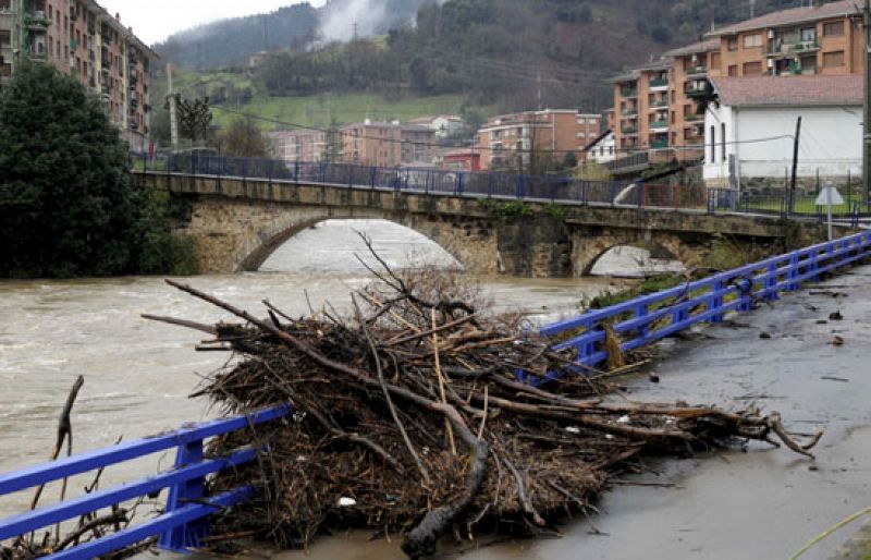 El desbordamiento de la ría de Bilbao obliga a cortar algunas carreteras en la región
