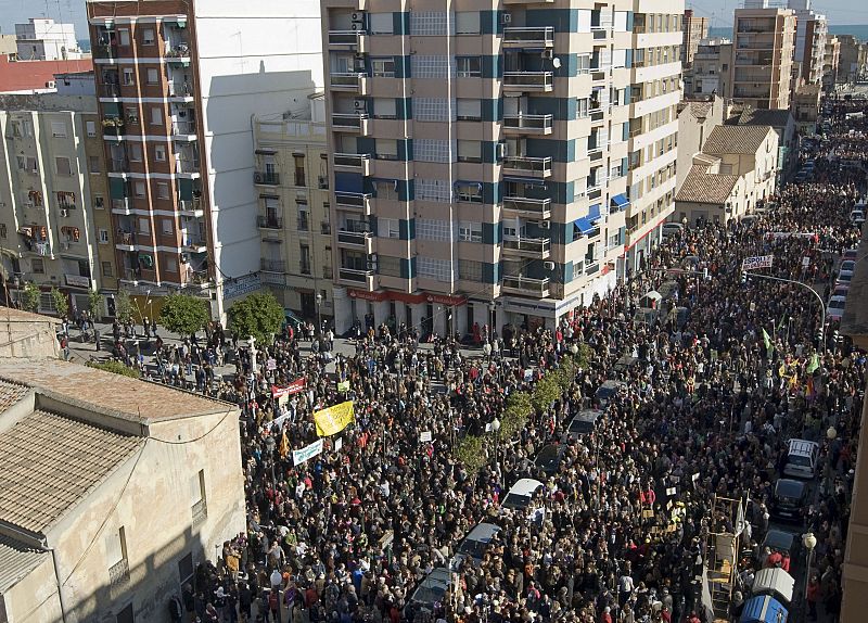 Miles de personas piden en Valencia la suspensión del plan del Cabanyal