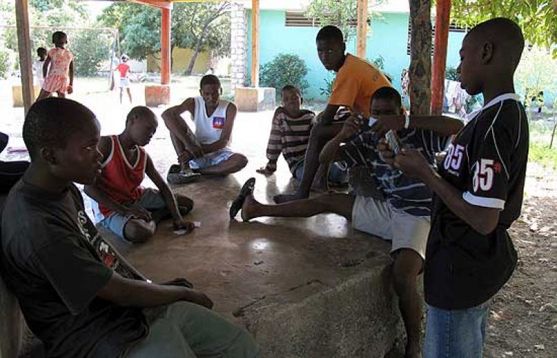 La mayoría de los 33 niños que pretendían sacar sin papeles de Haití tiene familia, según una ONG