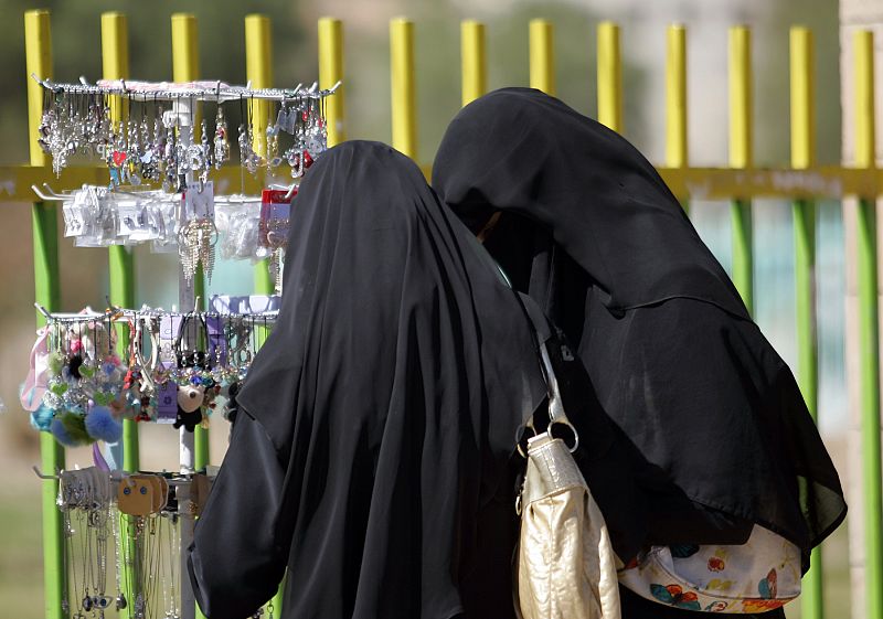 Un ministro francés pide negar la nacionalidad a un hombre que obliga a su mujer a llevar burka