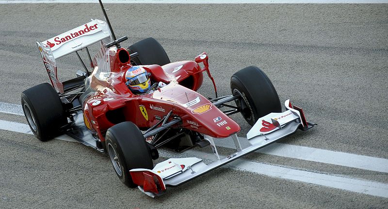 Alonso deslumbra en su debut con el F10