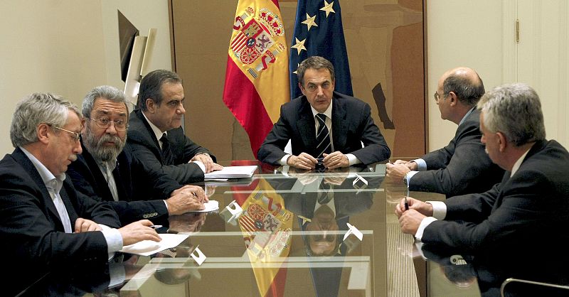 Zapatero se reúne con empresarios y sindicatos para explicarles la reforma laboral