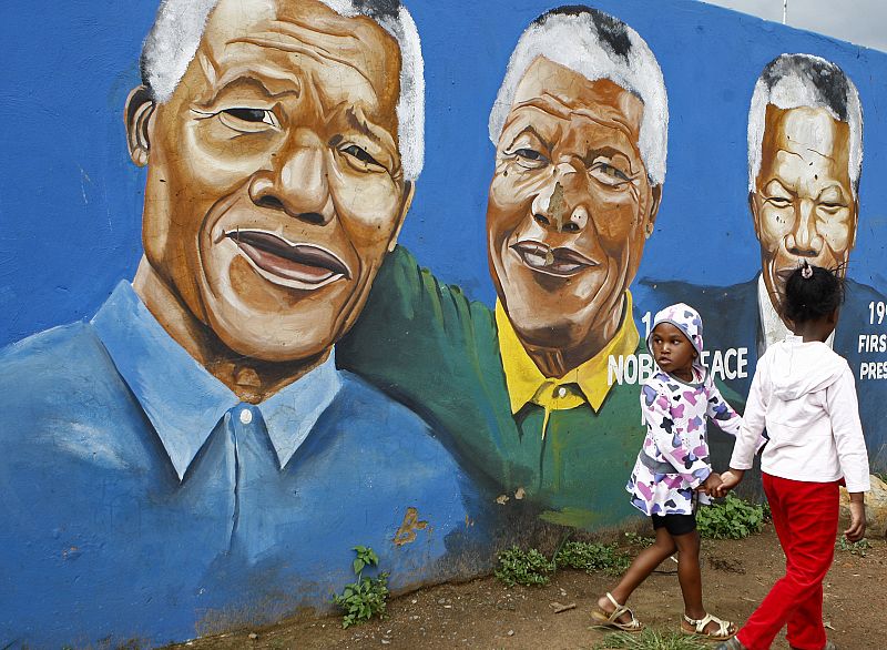 Mandela celebra el 20º aniversario de su liberación con su amigo el guardián de la prisión