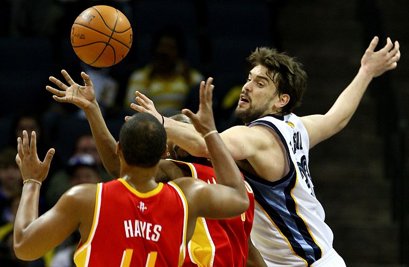 Las buenas actuaciones de Marc Gasol y Sergio Rodríguez no impiden las derrotas de sus equipos