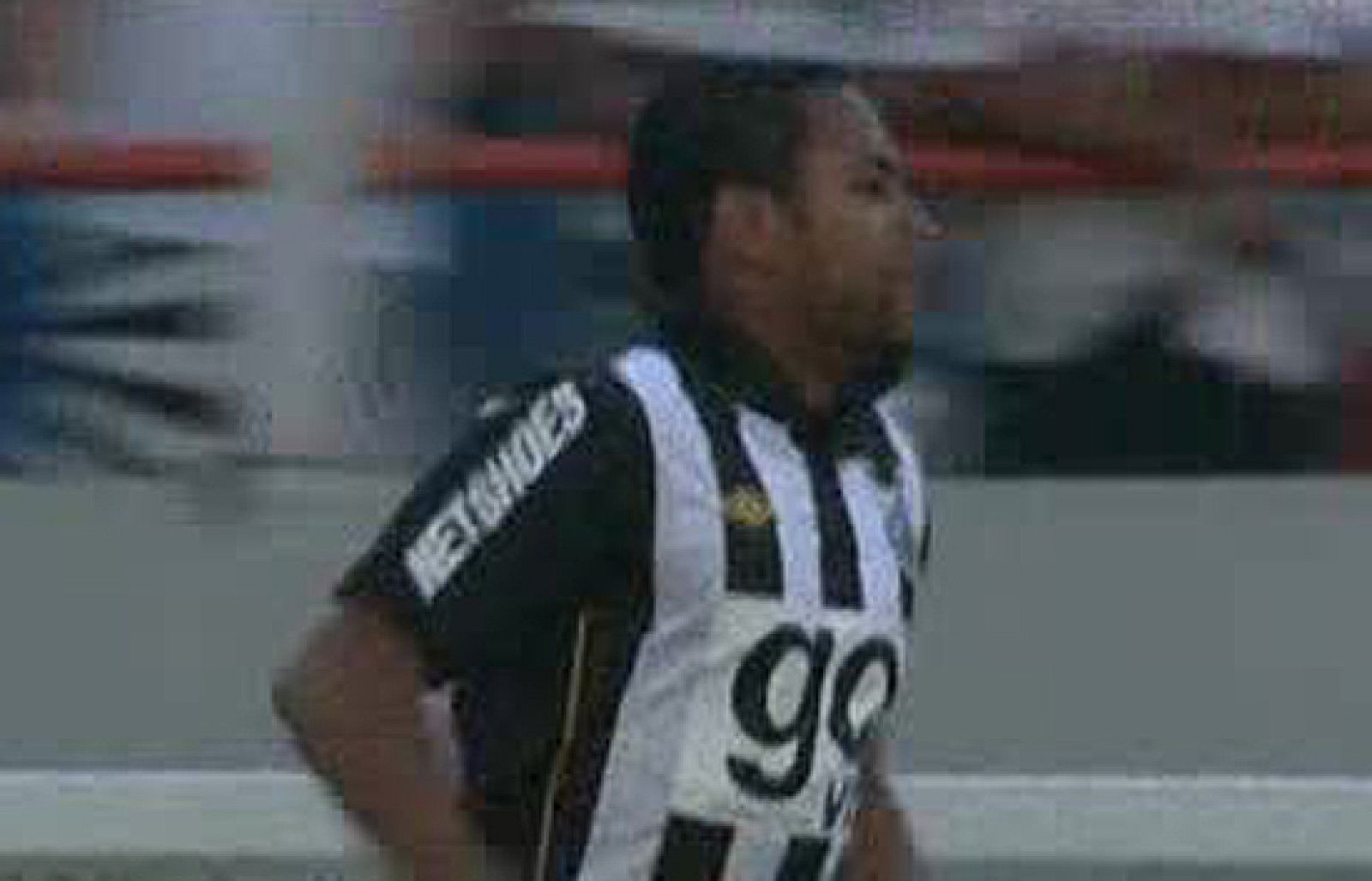 Robinho debutó con el Santos, al que ha llegado cedido hasta agosto por el Manchester City inglés, y lo hizo con un golazo de tacón que le dio la victoria a su equipo ante el São Paulo por 2-1.