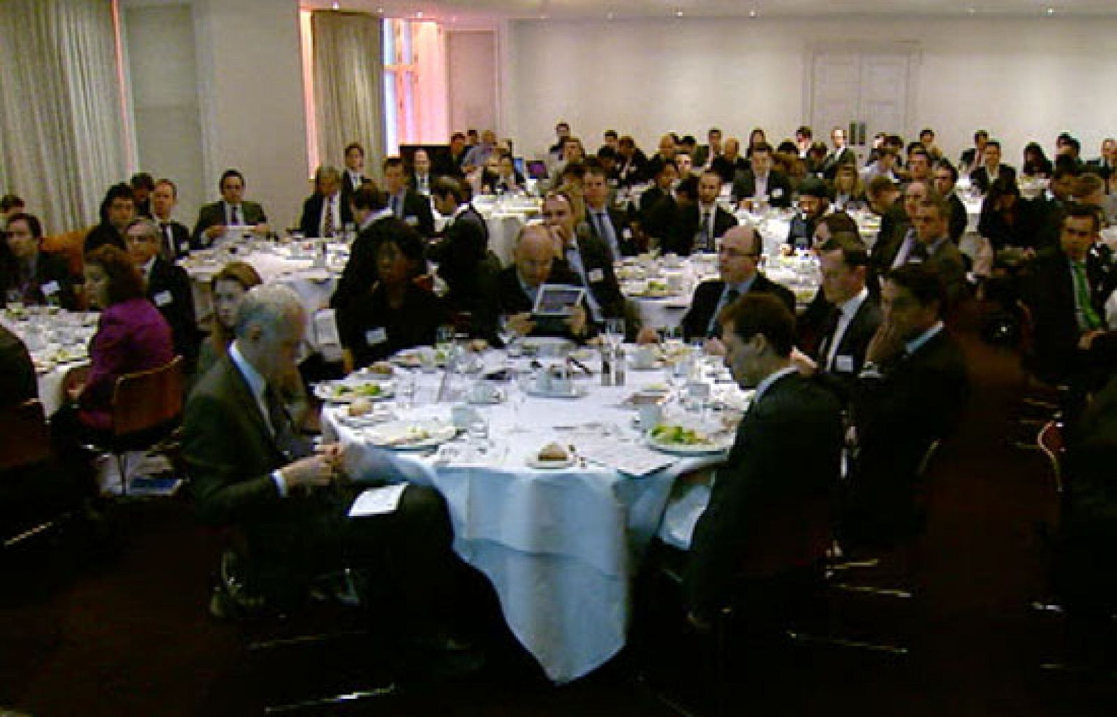 Elena Salgado se entrevista en Londres con los representantes del Financial Times | Ver