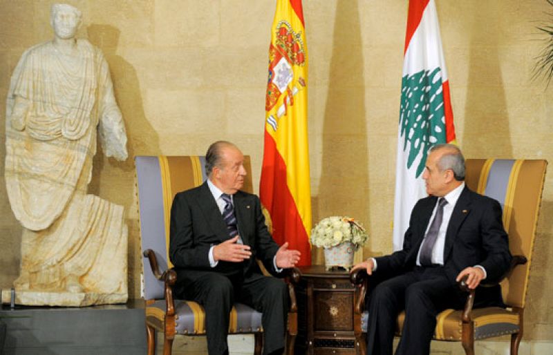 El Rey llega a Beirut para visitar junto a Chacón a las tropas españolas destacadas en el Líbano