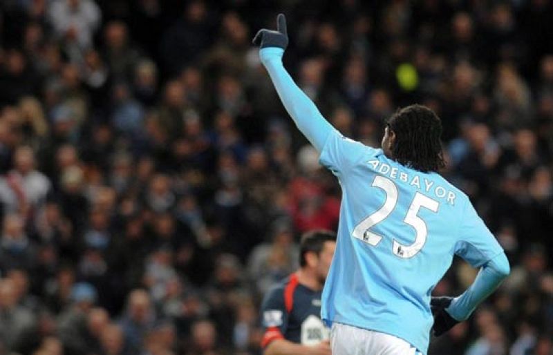 Tévez y Adebayor alumbran al Manchester City
