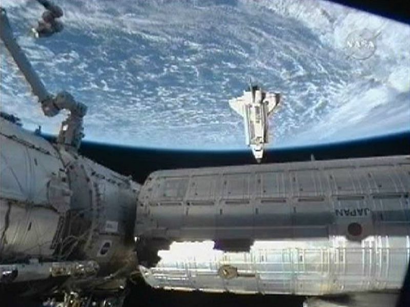 El Endeavour se acopla a la Estación Espacial Internacional para ampliar sus instalaciones