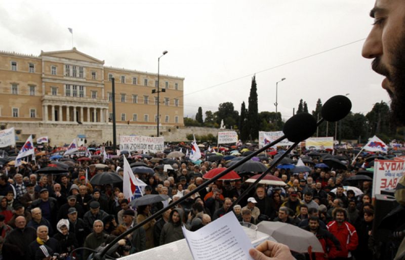 La huelga de los funcionarios paraliza Grecia y cierra su espacio aéreo