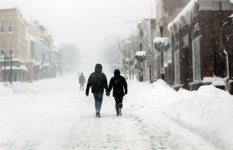 El viento se suma a la nieve en el 'Snowgeddon' de la costa este de EE.UU.