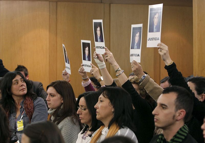 Bermúdez expulsa del juicio a un etarra a la familia de una de sus víctimas por exhibir pancartas