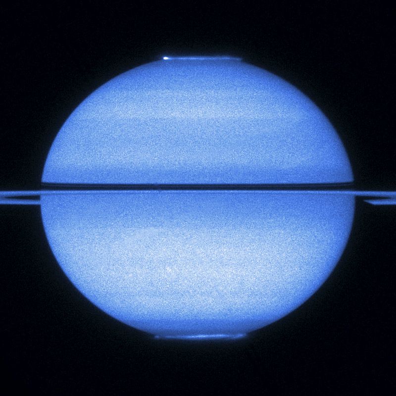 El Hubble capta las auroras de los dos polos de Saturno a la vez