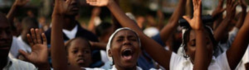 Plegarias, cánticos, lágrimas y manos unidas para honrar a los muertos en Haití, un mes después