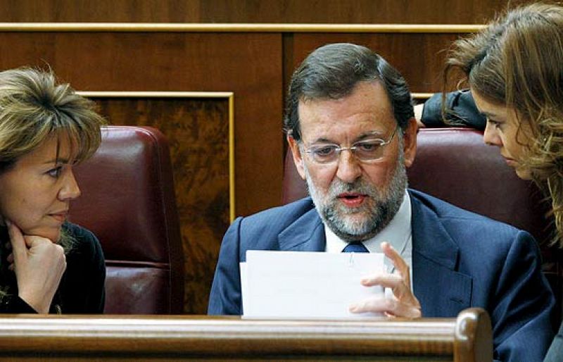 Rajoy pide a Zapatero que "rectifique a fondo" su política económica o convoque elecciones