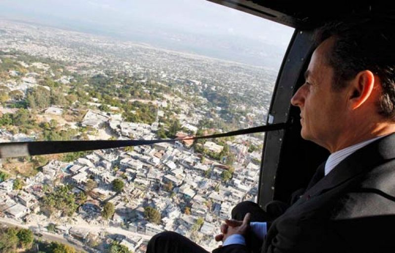 Sarkozy promete ayudar a Haití en la primera visita de un presidente francés a la ex colonia