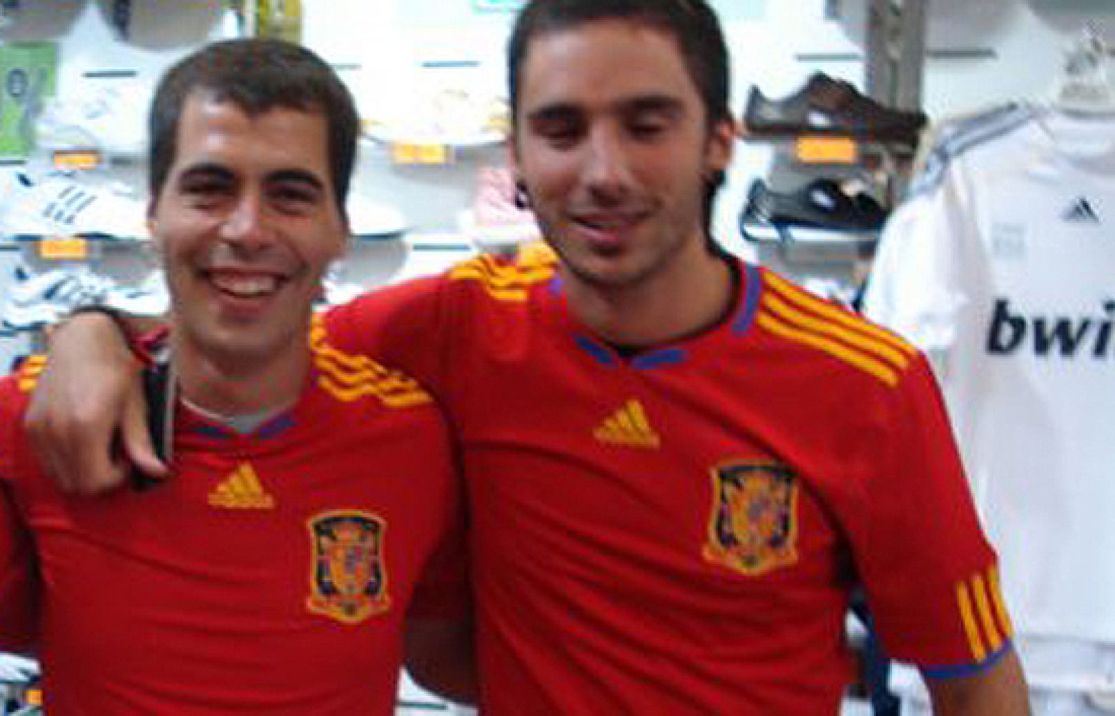 Los presuntos etarras detenidos en Girona lucen la camiseta de España en Facebook | Ver