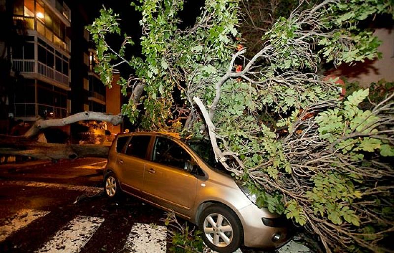 La alerta naranja se mantiene en Canarias por el temporal de viento y lluvia