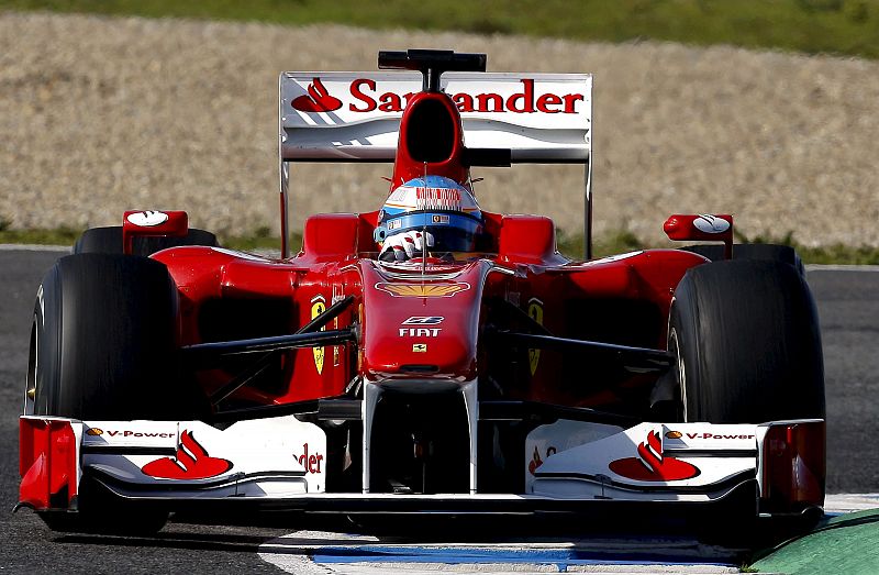 Webber sorprende a Alonso en Jerez