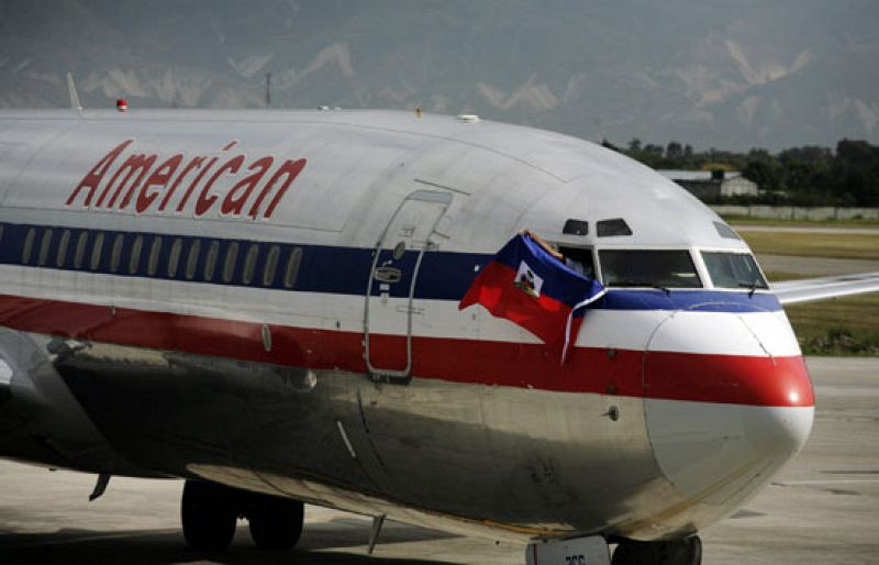 Aterriza en la capital de Haití el primer avión comercial tras más de un mes de la tragedia