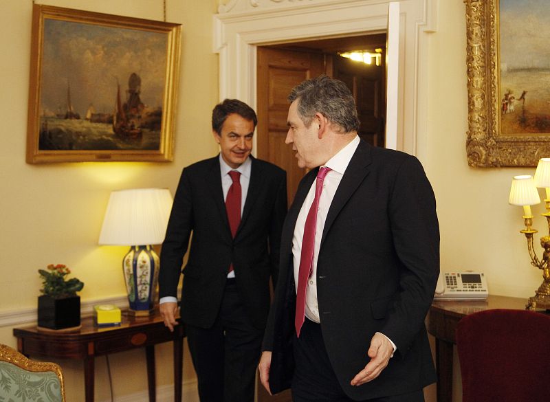 Brown y Zapatero abogan por mantener los estímulos económicos para la recuperación