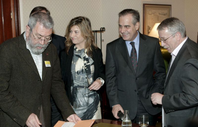 Las mujeres tienen que trabajar casi 14 meses para cobrar el sueldo anual de un varón