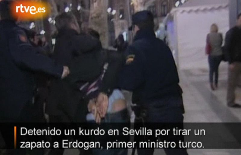 Detienen a un joven por lanzar un zapato contra el líder turco en Sevilla al grito de "Kurdistán libre"