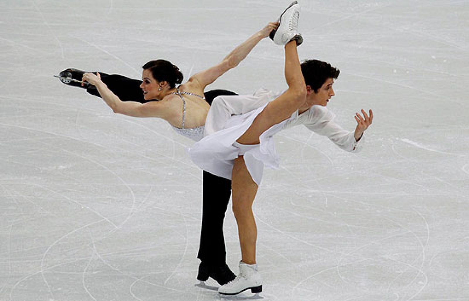 La pareja anfitriona compuesta por Tessa Virtue y Scott Moir pusieron el pabellón en pie con su actuación. Oro en Danza Programa libre.