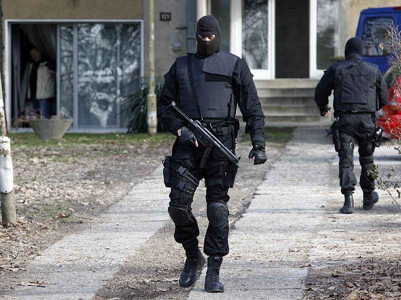La Policía serbia registra la casa del criminal de la guerra de Bosnia más buscado