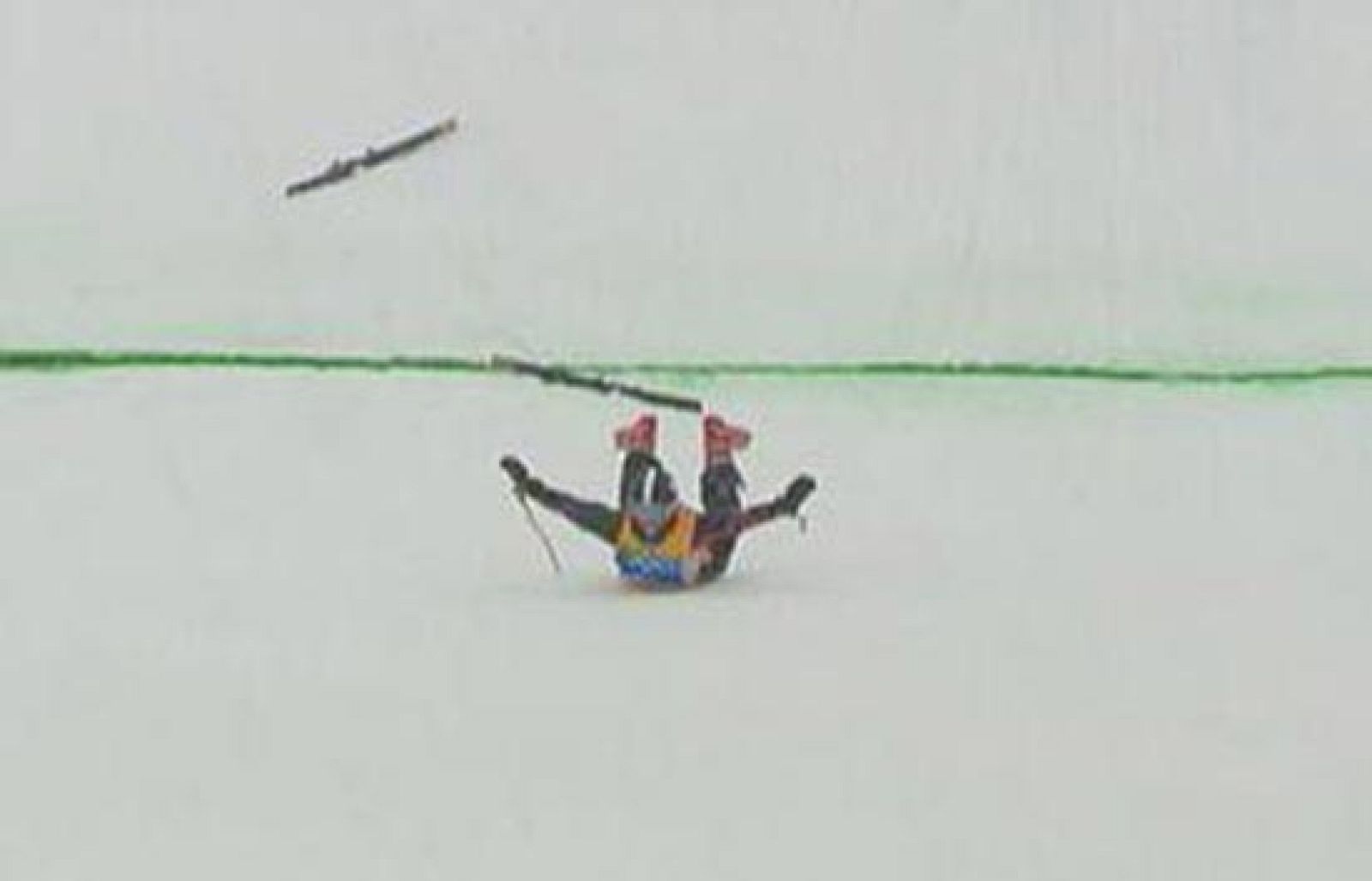 Doble caída y cómica llegada de Delgado | Ver