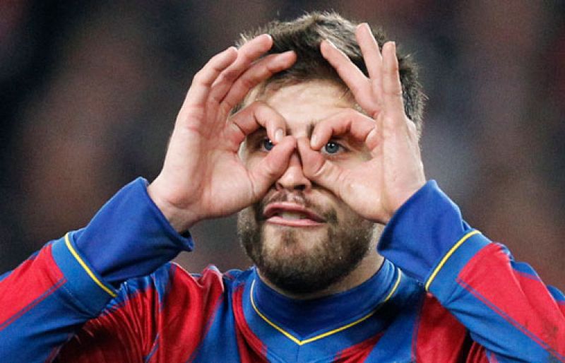 Piqué renueva con el Barça hasta 2015