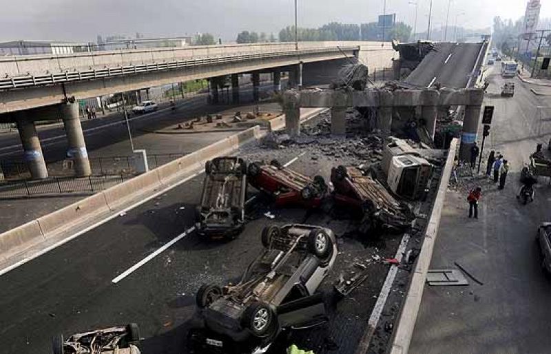 Al menos 300 muertos en un terremoto de magnitud 8,8 que ha sacudido el centro de Chile