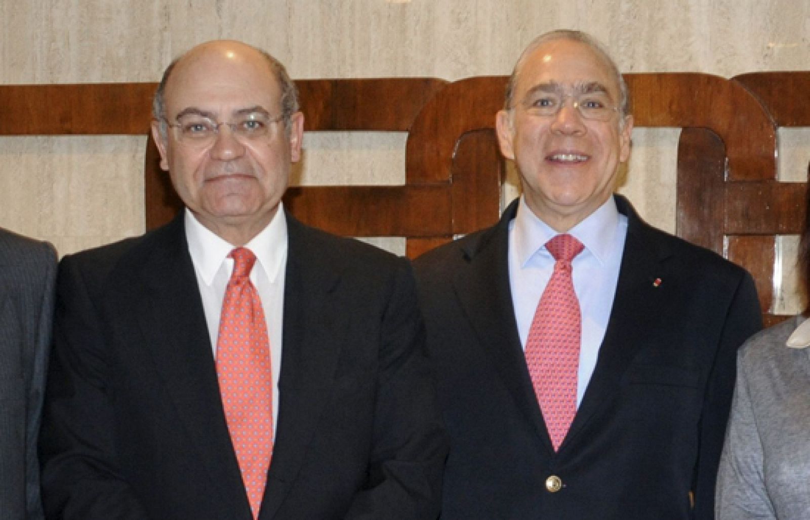 La patronal CEOE ha matizado su propuesta de contrato para jovenes.