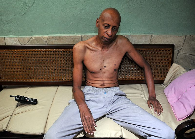 El disidente cubano Fariñas vuelve a casa tras haber sido hospitalizado de urgencia