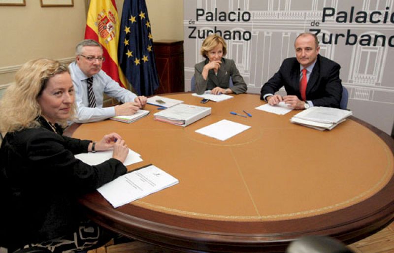 Salgado anuncia un plan de austeridad que implicará a todas las administraciones públicas