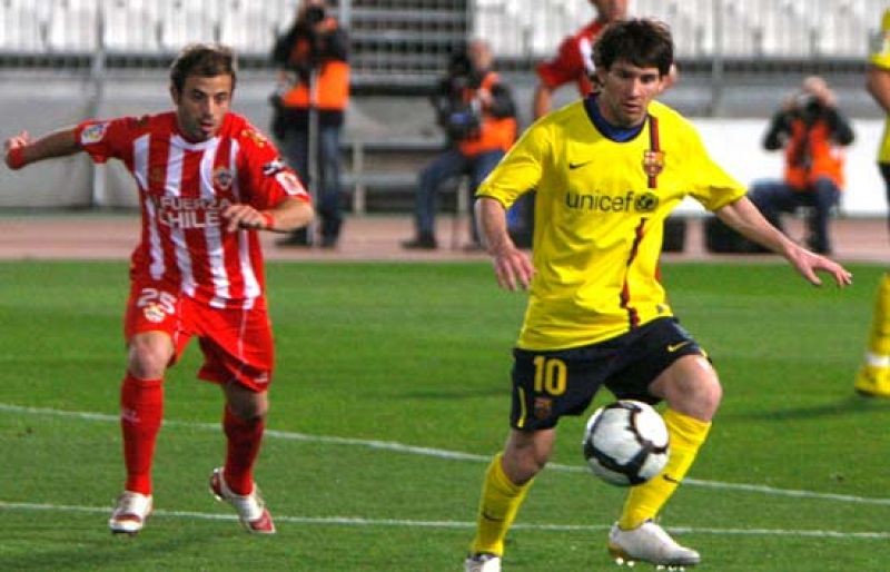 El Barcelona se deja dos puntos y el liderato en Almería