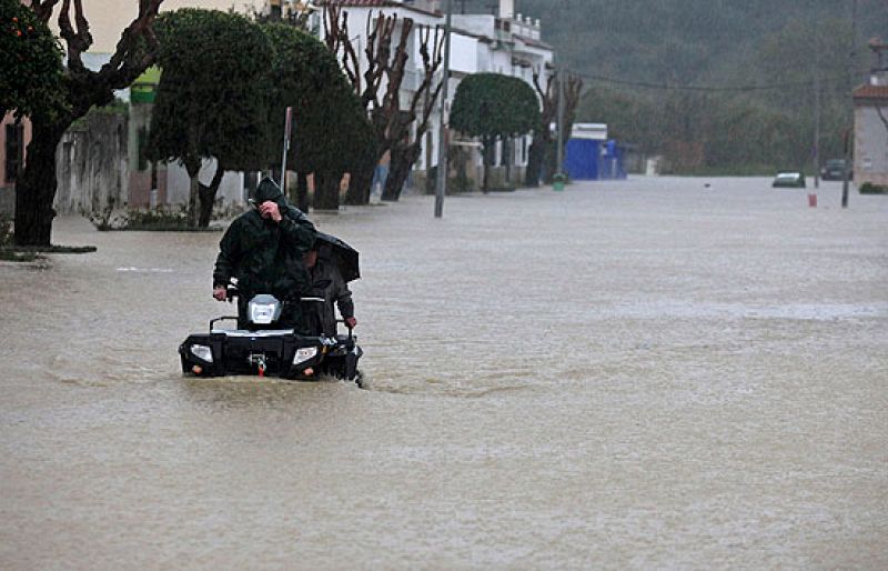 Rescatan en helicóptero a nueve personas aisladas por la lluvia en Badajoz