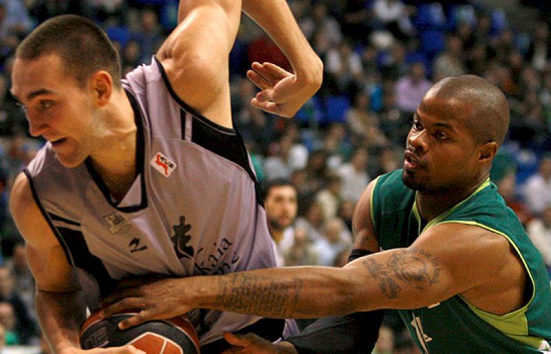 El Bilbao sorprende al Unicaja y el Cajasol sufre en Murcia